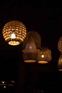 Bambu açık dokuma lambası sallanıyor geceleri