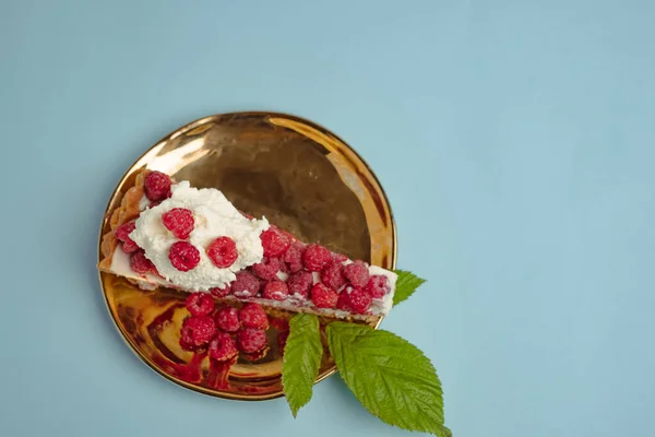 Top View Delicious Piece Cake Fresh Raspberries Golden Plate Smoky — 스톡 사진