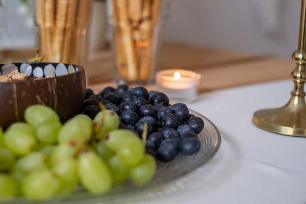 Close Fresh Appetizing Grapes Blueberries Transparent Glass Plate Selective Focus — Stok fotoğraf