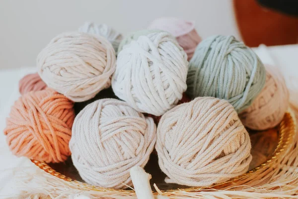 Basket Colorful Cozy Cotton Twine Balls Homely Atmosphere Hobby Knitting lizenzfreie Stockbilder