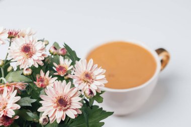 Bir kap kasımpatı ve fincanda bulanık iştah açıcı kahve. Altın devedikeni, tatlı afişleri ve reklamları için mükemmel bir görüntü. Göz kamaştırıcı yaşam tarzı, hedonik tatiller, güzel dinlenme, sevgi dolu bir eğlence, hayatın tadını çıkarma, aşk hayatı, kahve aşığı