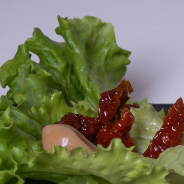 Ön planda taze salata ve sebze, iştah açıcı fırında somon ve patates.. 