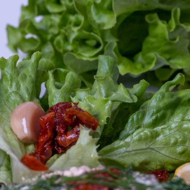 Ön planda taze salata ve sebze, iştah açıcı fırında somon ve patates.. 