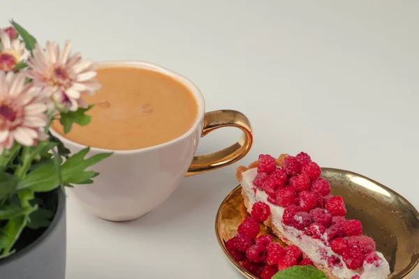 新鮮なラズベリーと背景に芳香族コーヒーのぼやけたカップを持つケーキのおいしい作品 白の背景がぼやけている いい考えだ デザートバナーや広告のための優れた画像 — ストック写真