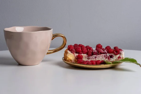 Leckeres Stück Kuchen Mit Frischen Himbeeren Auf Godenteller Auf Hellblauem — Stockfoto