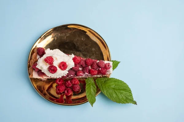 배경에 라즈베리가 맛있는 케이크 컨셉이야 디저트 광고주와 광고주를 이미지 글래머 — 스톡 사진