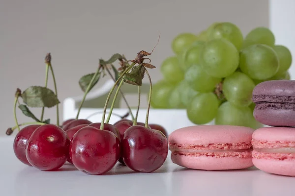 Ştah Açıcı Pembe Makaronlar Kırmızı Kirazlar Üzümler Beyaz Masada Iştah — Stok fotoğraf