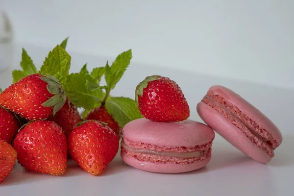 Närbild Aptitretande Rosa Makaroner Och Röda Jordgubbar Vit Bakgrund Blanda — Stockfoto