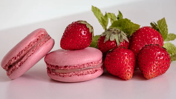 Primer Plano Macarrones Rosados Apetitosos Fresas Rojas Sobre Fondo Blanco — Foto de Stock