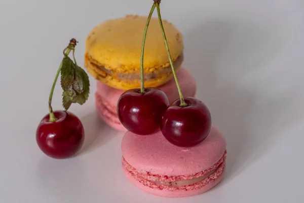 Close Rosa Apetitoso Macarons Amarelos Cerejas Vermelhas Fundo Branco Mistura — Fotografia de Stock