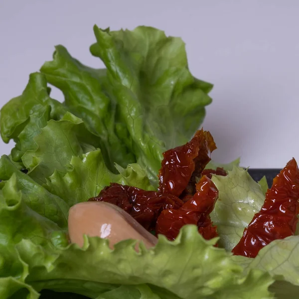 Ön planda taze salata ve sebze, iştah açıcı fırında somon ve patates.. 