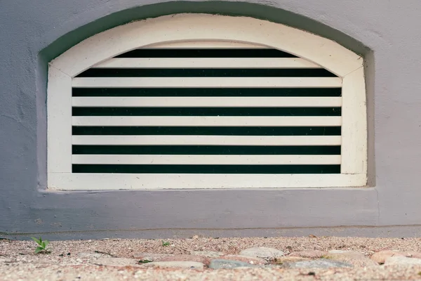 Nahaufnahme Eines Gewölbten Lüftungsfensters Mit Entlüftungsöffnungen Keller Des Renovierten Gebäudes — Stockfoto
