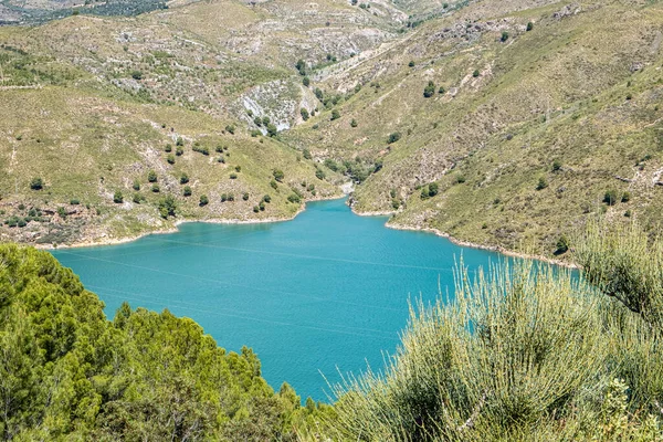 Vista Cima Lago Verde Cercado Por Pitoresco Beco Montanha Com — Fotografia de Stock
