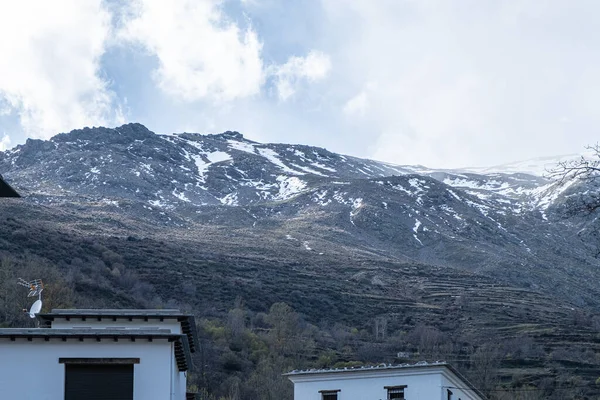Kayalık Dağların Dibi Kısmen Karla Kaplı Arka Planda Açık Mavi — Stok fotoğraf