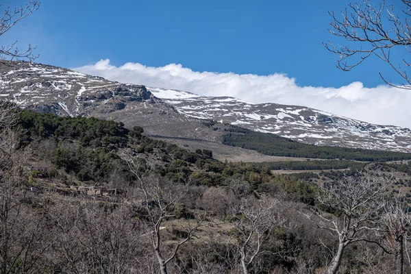 Vista Para Montanhas Rochosas Parcialmente Cobertas Por Neve Com Céu — Fotografia de Stock