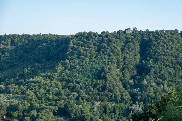 Arka Planda Mavi Gökyüzü Olan Yeşil Ormanlı Güzel Dağ Geçidinin — Stok fotoğraf