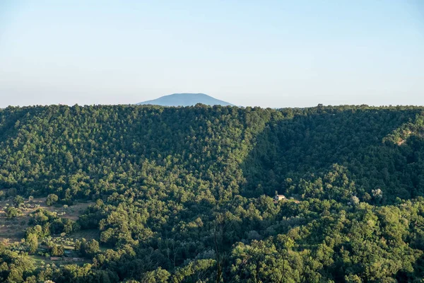 Tiro Exterior Belo Desfiladeiro Montanha Com Floresta Verde Com Céu — Fotografia de Stock