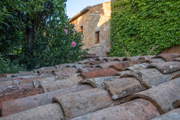 Alte Steinmauer Und Altes Ziegeldach Der Stadt Mittelmeer Bei Sonnenuntergang — Stockfoto