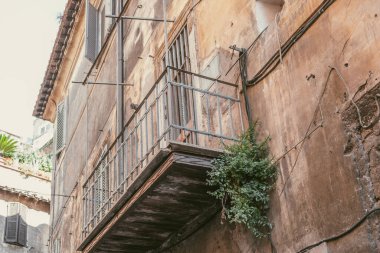 Arka planda antik bir bina bulunan metal tasarım tırabzan ile balkon manzarası
