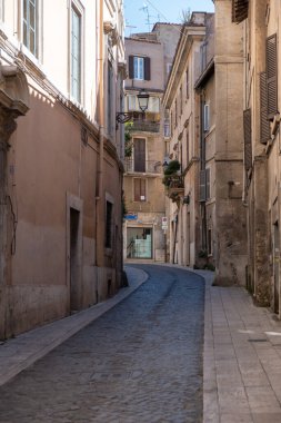 Eski şehir parke taşı caddesini daraltmak ve bu sokağın kenarındaki antik binaları bir yaz günü arka planda gökyüzü ile.