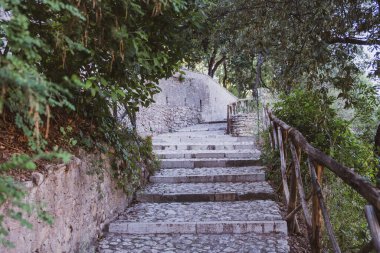 Güzel kaldırım taşı basamakları, güzel merdivenler, ağaçlarla çevrili merdivenler, manzaralı manzara, cennete giden yol, İtalya 'nın güzel manzarası, metnin için yer, alıntılar için arka plan.