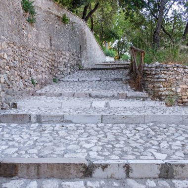 Güzel kaldırım taşı basamakları, güzel merdivenler, ağaçlarla çevrili merdivenler, manzaralı manzara, cennete giden yol, İtalya 'nın güzel manzarası, metnin için yer, alıntılar için arka plan.