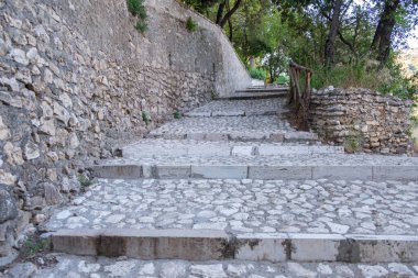 Güzel kaldırım taşı basamakları, güzel merdivenler, ağaçlarla çevrili merdivenler, manzaralı manzara, cennete giden yol, İtalya 'nın güzel manzarası, metnin için yer, alıntılar için arka plan.