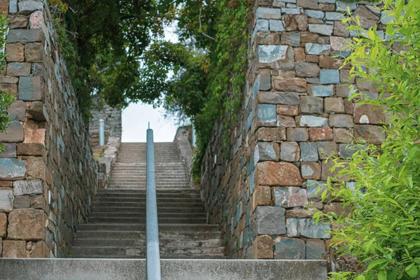 Vista Hacia Arriba Escaleras Estrechas Escalera Cielo Fondo Para Citas —  Fotos de Stock