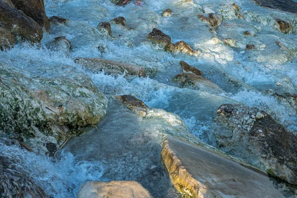 温泉トスカーナのターコイズブルーの水 晴れた夏の日に 引用符のための背景 テキストのための場所 — ストック写真