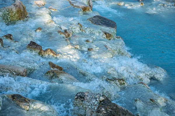 Tuscany Sıcak Termal Kaplıcalarda Turkuaz Kaya Güneşli Bir Yaz Gününde — Stok fotoğraf