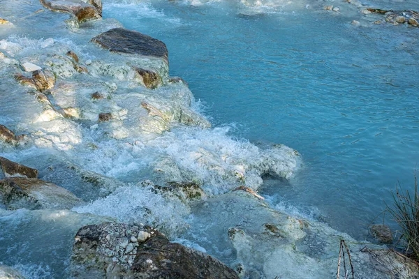 Tuscany Sıcak Termal Kaplıcalarda Turkuaz Kaya Güneşli Bir Yaz Gününde — Stok fotoğraf