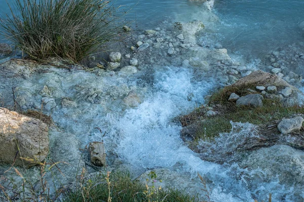 토스카나의 온천에는 청록색 바위가 여름날에는 인용문 텍스트를 — 스톡 사진