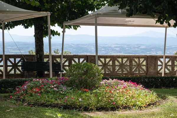 Ein Zaun Mit Wunderschönem Bergblick Hintergrund Landschaft Der Toskana Blauer — Stockfoto