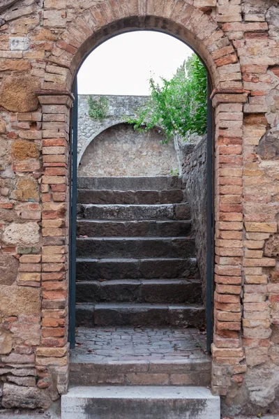 Blick Von Unten Auf Einen Alten Roten Backsteinbogen Mit Massiven — Stockfoto