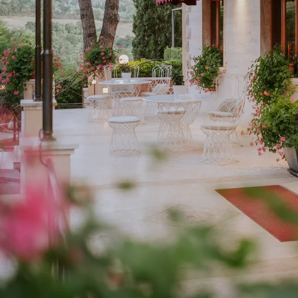 Wunderschöne Ecke Der Romantischen Terrasse Mit Weißem Vintage Metalltisch Und — Stockfoto