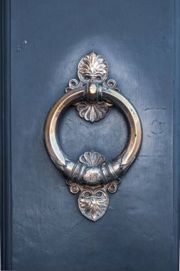 Mavi kapıdaki muhteşem metal kapı tokmağının yakın görüntüsü.
