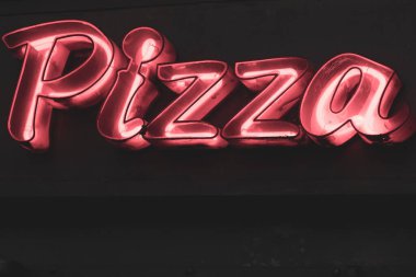 Neon işaretleri vektörü. Pizza şablonu neon ışığı, ışık panosu, neon tabela, gece lambası reklamı, yazıtlar. Vektör illüstrasyonu. 