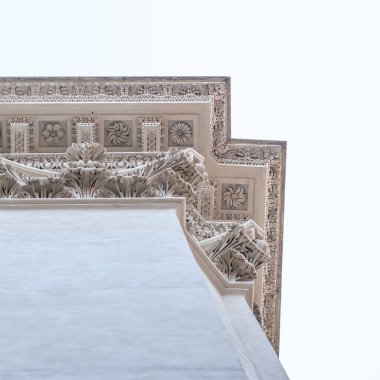 Alt - yenilenmiş çatı dekoratif unsurlarını etkilemek için arka planda mavi gökyüzü.