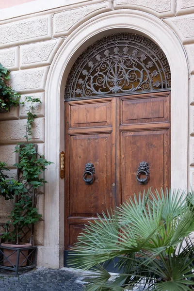 Вид Старинную Арочную Деревянную Дверь Отреставрированного Каменного Здания Цветочными Горшками — стоковое фото