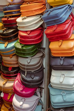 Farklı renkte ve aksesuarlı çantalar.