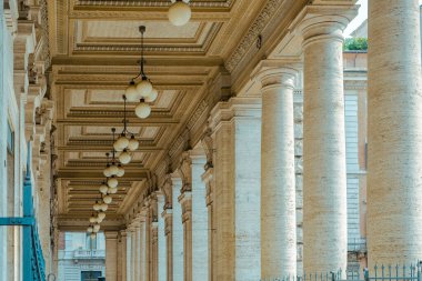 Eski tarz cam kubbe lambalarla yenilenmiş geçiş tavanlarına etkileyici bir bakış açısı. Sütunları ve mavi metal elementleri olan antik duvarlar