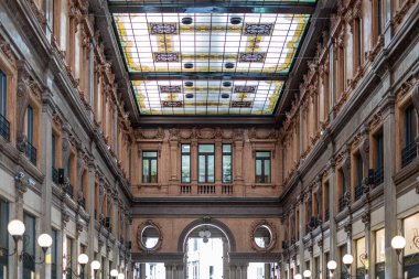 Roma 'daki Piazza Colonna' da bulunan zarif alışveriş salonu (Galleria Alberto Sordi) manzarası çok etkileyici..