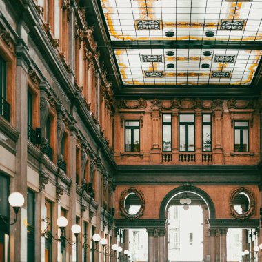Roma 'daki Piazza Colonna' da bulunan zarif alışveriş salonu (Galleria Alberto Sordi) manzarası çok etkileyici..