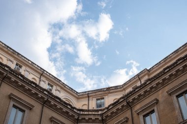 Dipten bulutlu gökyüzüne etkileyici rengarenk taş binalar ön planda., 