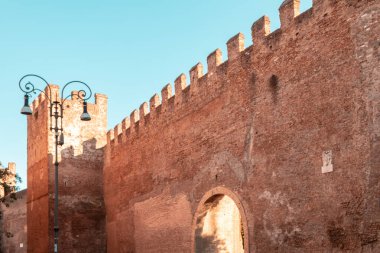 Eski duvar ve kırmızı tuğla kulesi