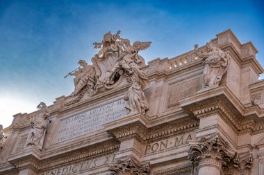 Dünyanın en ünlü simgelerinden birinin tepesine bakın: Roma 'daki Trevi Çeşmesi, parlak güneş ışığı altında..