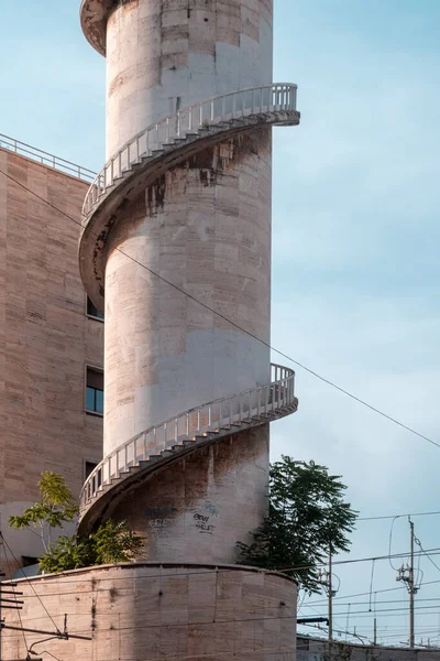 Blick Hinauf Zum Majestätischen Italienischen Wasserturm Mit Treppe Drumherum Und — Stockfoto