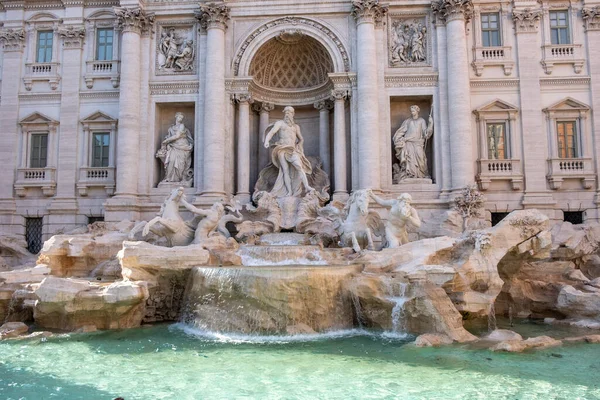 世界上最有名的地标之一的特写 罗马的源在明亮的阳光下 水盆在前方 — 图库照片