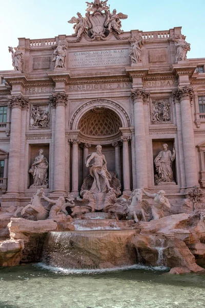 世界上最有名的地标之一的特写 罗马的源在明亮的阳光下 水盆在前方 — 图库照片