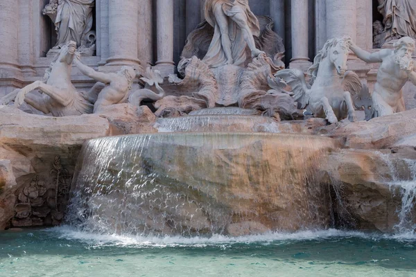 세계에서 랜드마크중 하나의 Trevi Fountain Foreground — 스톡 사진